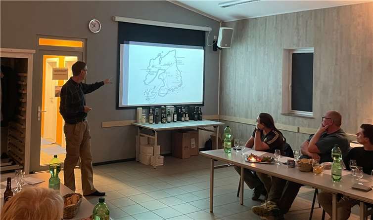 Berensmann zeigt die Whisky-Brennereien der Insel Islay.  Foto: privat