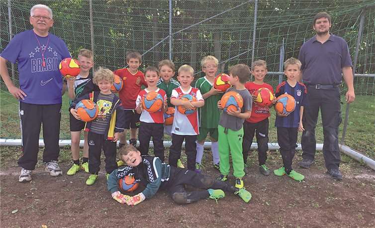 Berg-Freisheim. Jens Heubes (rechts im Bild), Inhaber eines Sanitärbetriebes in Rheinbach, machte den E-Jugend-Spielern des SV Grün-Weiß Berg-Freisheim eine große Freude, indem er neue Jugend-Lederbälle sponserte. Trainer Peter Schönberg (links im Bild) und die Kinder bedankten sich für die Spende und testeten die Bälle gleich beim Training. Am Fußball interessierte Kinder sind jederzeit herzlich willkommen. Das nächste Training der E-Jugend findet nach der Sommerpause am 03.09.15 um 18:00 Uhr auf dem Sportplatz in Berg statt. privat