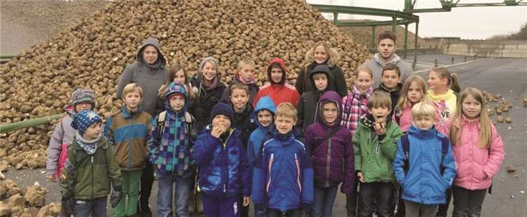 Berge von Rüben werden hier verarbeitet: Das Mosaik-Ferienteam mit den Kindern bei der „Grafschafter Krautfabrik“. Stadt Meckenheim