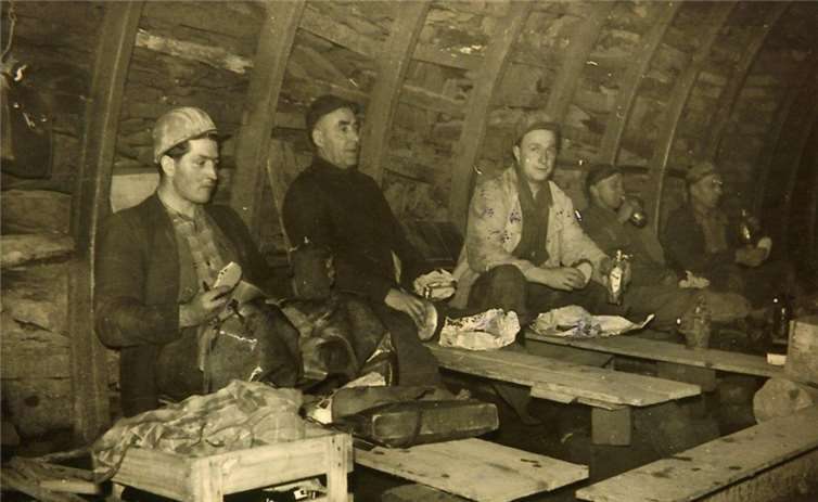 Bergleute in der Grube Anxbach bei der Pause.