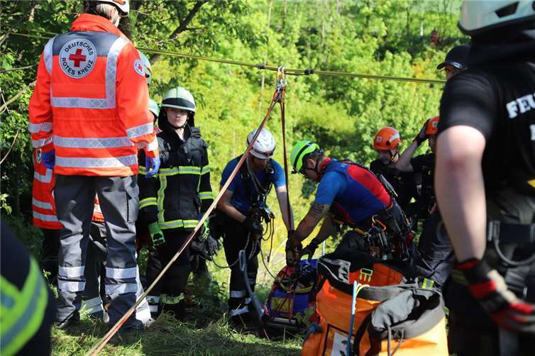 Bergretter unterstützten Feuerwehr und DRK bei der Bergung der Verletzten.  Fotos: WAMFO.DE