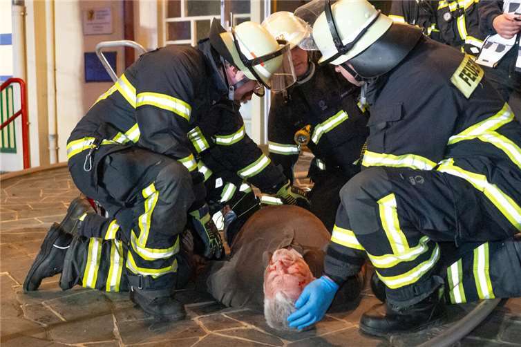 Bergung einer schwerstverletzten Person (gespielte Szene).  Fotos: SCH