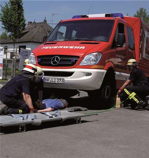 Bergung einer verletzten Person, die unter ein Fahrzeug geraten war.
