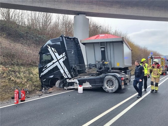 Bergungsarbeiten nach schwerem Unfall auf der B 262