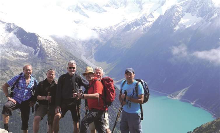 Bergwanderer des Lauftreffs Puderbach unterwegs in den Zillertaler Alpen. Im Hintergrund Österreichs größter Stausee, der Schlegeissee v.l.n.r.: Dietrich Rockenfeller, Gerd Schumacher, Karl-Werner Kunz, Ulli Schmidt, Gerd Dienstbach, Andreas Kretschmer. Lauftreff Puderbach