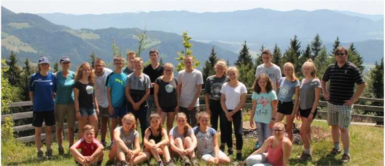 Bergwanderung mit dem Campingplatzbesitzer David zur Bergkirche in Slowenien.