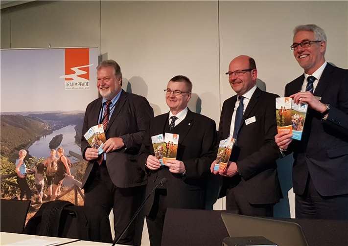 Berichteten auf der ITB von der Erfolgsgeschichte der Traumpfade und des Wandertourismus: (v.li.) Jochen Becker (Deutsches Wanderinstitut), Landrat Dr. Alexander Saftig, Prof. Dr. Heinz-Dieter Quack (Ostfalia Hochschule) und Henning Schröder (Remet und WFG). privat
