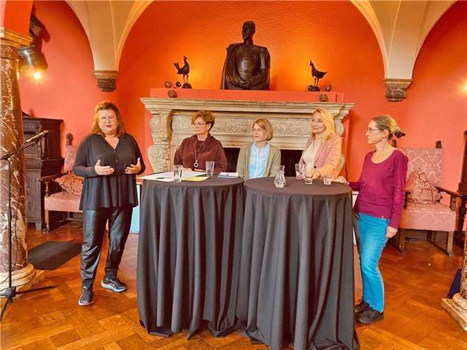 Berichteten über den Spagat zwischen Familie, Beruf und Ehrenamt (v.r.n.l.): Petra Koch, Christiane Laudwein, Elvira Gügel und Ulrike Linhsen. Moderiert wurde die Veranstaltung von Sabine Michel (links). Foto: Stadt Andernach/A.Kohlhaas