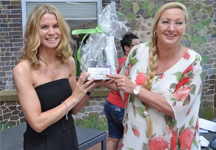 Bernardshof-Chefin Regina Freisberg bedankte sich bei Schauspielerin Melanie Scheiter.