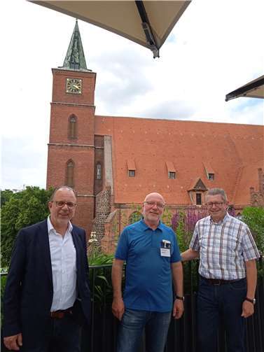Bernaus Baudezernent Jürgen Jankowiak (Mitte) führt Heinz-Peter Witt (links) und Hans Dieter Wirtz (rechts) durch Meckenheims Partnerstadt. Foto: Stadt Bernau bei Berlin