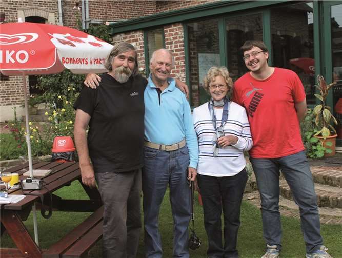 Bernd (1.v.l.) und Roland Buhr (1.v.r.) mit Ehepaar Holt. privat