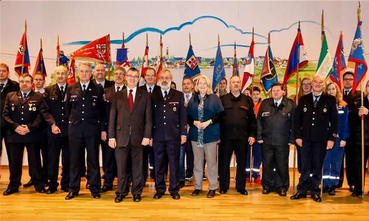 Bernd Baumann (Mitte) wurde im Rahmen der Delegiertenversammlung der Jugendfeuerwehren des Landkreises Mayen-Koblenz verabschiedet. EP