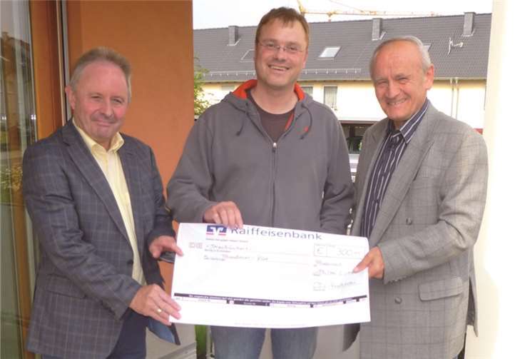 Bernd Beißel (rechts) und Fred Bongartz (links) überreichen Georg Schroeter den Spenden-Scheck. privat