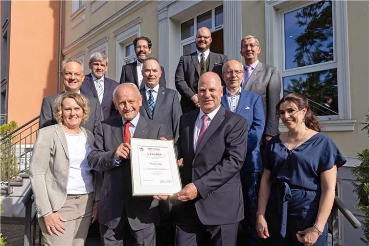 Bernd Beißel (vorne, Zweiter von links) wurde von der Rheinbacher Stadtratsfraktion der CDU zu ihrem Ehrenvorsitzenden ernannt. Dazu gratulierte die gesamte CDU-Ratsfraktion mit dem Vorsitzenden Joachim Schneider (Dritter von links) an der Spitze.  Foto: JOST-