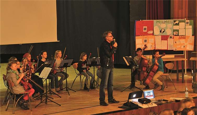 Bernd Bensberg kündigt die Streicherklasse der Klassen 5 an. Anika Krieb