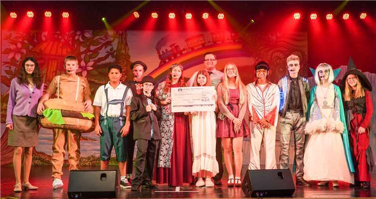 Musicalteam der IGS Pellenz freut sich über 2.500 Euro Bernd Butter von der VR-Bank Rhein-Mosel gratulierte zu dem grandiosen Erfolg und überreichte symbolisch den „großen Scheck“ an die Akteure des Musicalensembles! Foto: On Stage e.V.