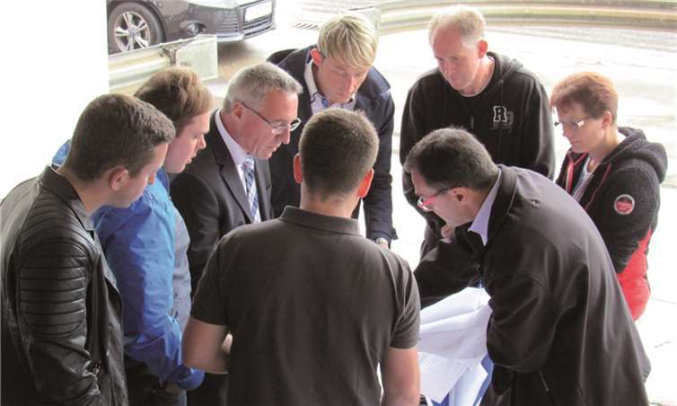 Bernd Cornely (rechts im Bild), leitender Baudirektor des LBM, erläuterte betroffenen Anwohnern anhand von Planungsunterlagen die vorgesehenen Sanierungsmaßnahmen auf der Landesstraße. MKA