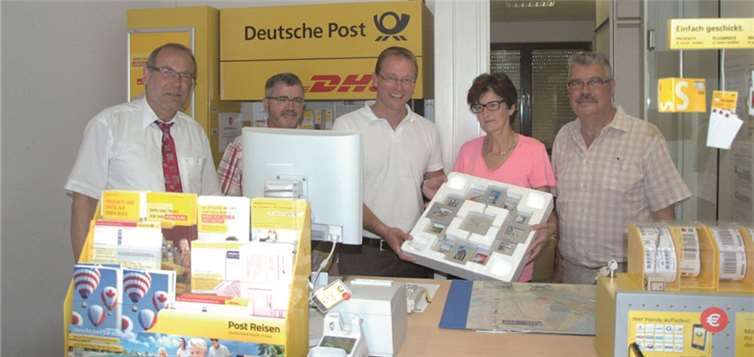 Bernd Dietrich, Regionaler Politikbeauftragter der Deutschen Post DHL Group (l.), seine beiden Postmitarbeiter sowie der Bürgermeister der Verbandsgemeinde Mendig, Jörg Lempertz und sein Kollege Stadtbürgermeister Hans-Peter Ammel freuen sich, dass die Post in Obermendig bestehen bleibt.privat