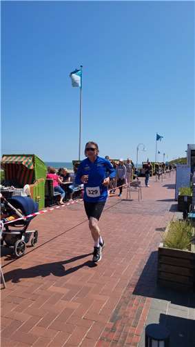 Bernd Dobkowitz beim 22. Westturmlauf auf Wangerooge. Foto: Lauftreff SV Weitersburg