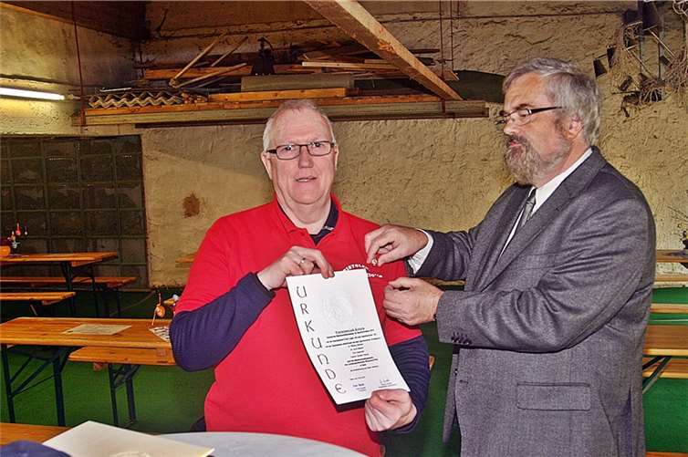 Bernd Fronnert ehrte Erfolgstrainer Günter Sterzer mit einer Urkunde sowie der Ehrennadel.