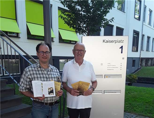 Bernd Geil und Ferdi Müller mit Exemplaren des Wegweisers „Stolpersteine in Lahnstein“.  Foto: Renate Müller, Kolpingfamilie St. Barbara
