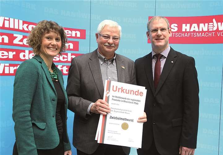 Bernd Groß nahm in Vertretung für seine Tochter Dagmar Groß-Mauer die Urkunden von Wirtschaftsministerin Eveline Lemke entgegen.  Privat