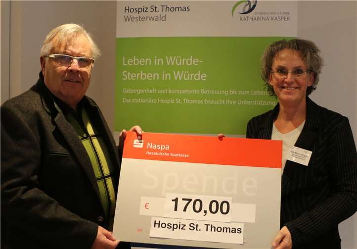Bernd Günther und Hospizleiterin Eva-Maria Hebgen bei der Spendenübergabe im Hospiz St. Thomas. Dernbacher Gruppe Katharina Kasper