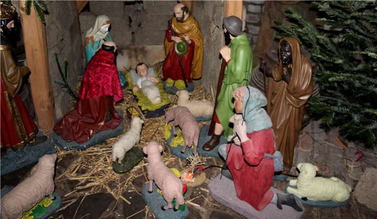 Bernd Hamacher rettete die Krippenfiguren, die zuvor viele Jahre in Vergessenheit geraten waren.