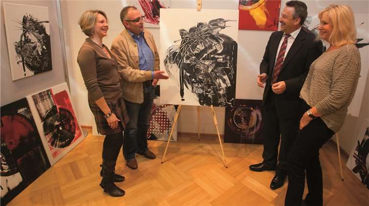 Bernd Hermann (2. v.l.) erläutert sein Bild Sabine Blasius, Hans-Werner Breithausen und Gudrun Vielmuth (v.l.).WT