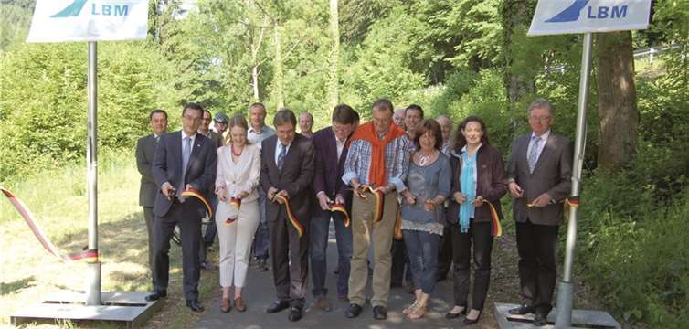 Bernd Hölzgen, Rainer Kaul, und Werner Grübe haben den Weg offiziell für den Verkehr freigegeben.Kreisverwaltung