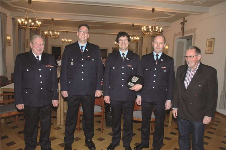 Bernd Hoffmann wird geehrt: Ehrenwehrleiter Stefan Zimmer, stellvertretender Wehrführer Ernst Krämer, Bernd Hoffmann, Wehrführer und Wehrleiter Dieter Merten und der Erste Beigeordnete der Verbandsgemeinde Adenau Jürgen de Temple (v.li.) UM