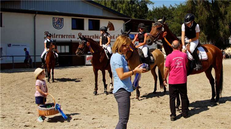 Bernd Hübner vom gastgebenden Verein gratuliertden Erstplatzierten im Mannschaftsspringen.