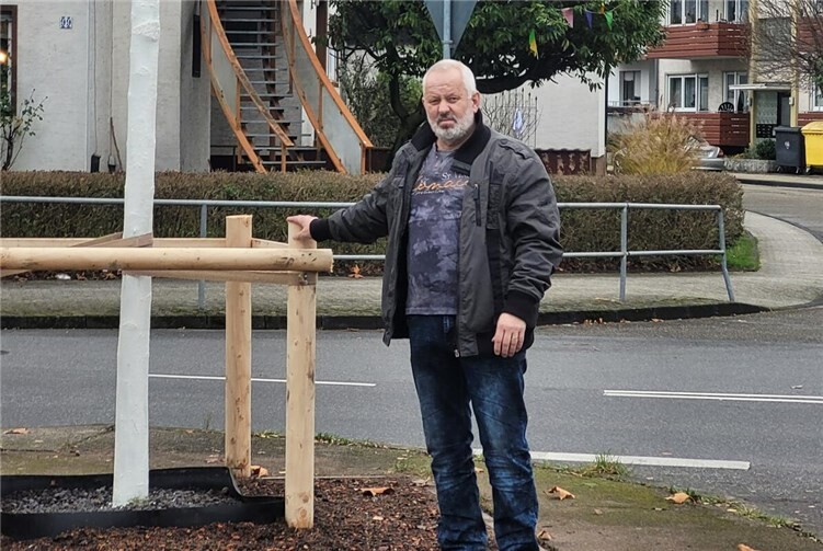 Bernd Ihl konnte sich jetzt nach dem Aufstellen der Bäume über die tolle geleistete Arbeit der Mitarbeiter erfreuen. Foto: privat