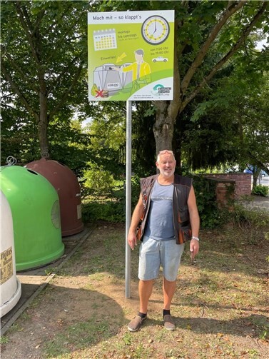 Bernd Ihl vor einem Hinweisschild. Foto: privat