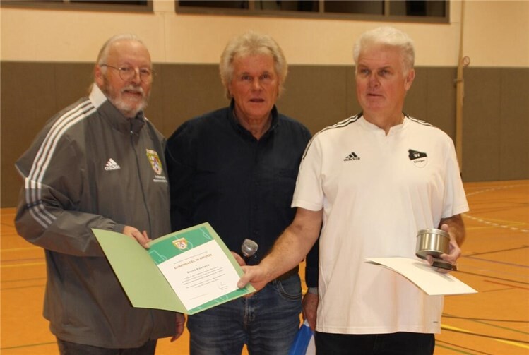 Bernd Kambeck wurde feierlich geehrt. 