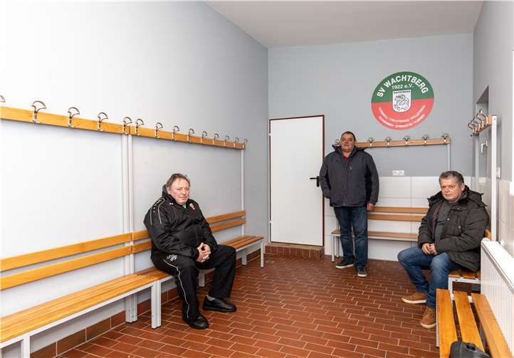 Bernd Knauf, Helmut Born und Bruno Frings präsentieren die sanierten Umkleiden des SV Wachtberg.Fotos: CEW