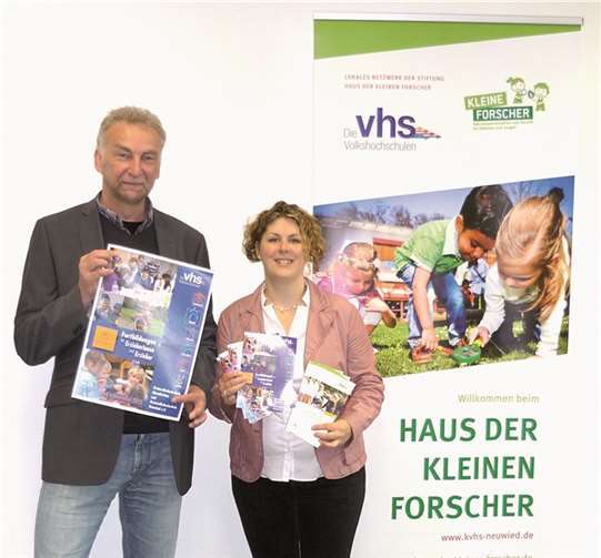 Bernd Kohnen, Leiter der Kreisvolkshochschule Altenkirchen, und Kristin Oswald, Geschäftsführerin und pädagogische Mitarbeiterin der KreisVolkshochschule Neuwied e. V. bei der Vorstellung des neuen Fortbildungsprogramms. privat