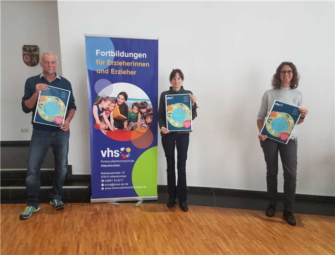 Bernd Kohnen (kvhs AK), Alexandra Tschesche (kvhs WW) und Simone Kirst (kvhs NR, von links) präsentieren das 2021er Fortbildungsprogramm für pädagogische Fachkräfte.Foto: kvhs