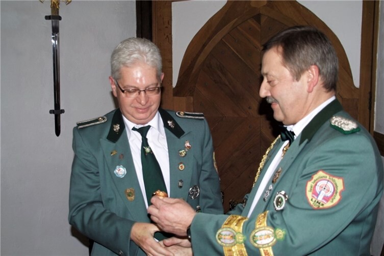 Bernd Krumscheid wird für 40 Jahre Mitgliedschaft geehrt.