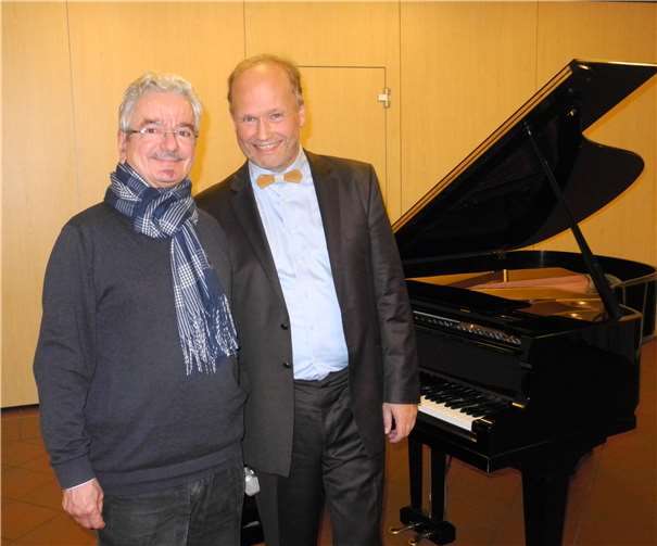 Bernd Lang (l.) vom Forum Kultur dankte Thomas Rohde für seinen begeisternden Auftritt. Foto: Seniorenzentrum St. Josef