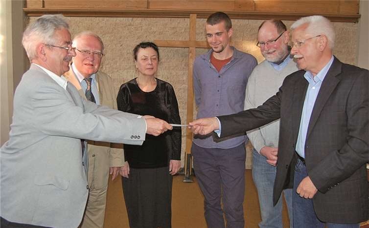 Bernd Lang übergab 1.000 Euro an den Förderverein der Palliativstation des Krankenhauses Maria Stern in Remagen. FA