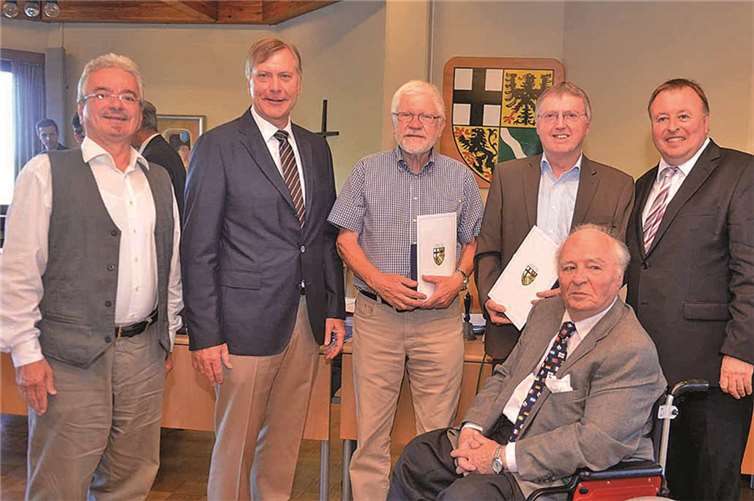 Bernd Lang (v.l.), Rolf Deißler, Hans-Joachim Bergmann, Ingo Terschanski und (vorne) Roderich Graf von Spee wurden von Dr. Jürgen Pföhler (rechts) aus dem Kreistag verabschiedet.  Privat