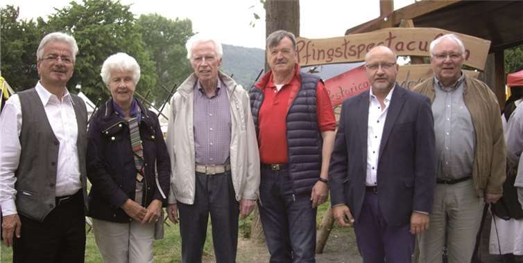 Bernd Lang (v.re.n.li.), Angelika und Harald Sörensen, Heinz-Dieter Heck, Guido Job und Hans-Georg Mertins bei ihrem Besuch in Bad Hönningen. privat