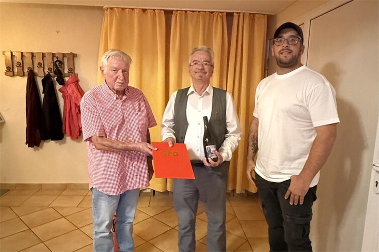 Bernd Lang wird für 50 Jahren Mitgliedschaft der SPD Breisiger Land geehrt. Foto von links nach rechts Gerd Kaiser, Bernd Lang und Michael Matern Vorsitzender der SPD Breisiger Land