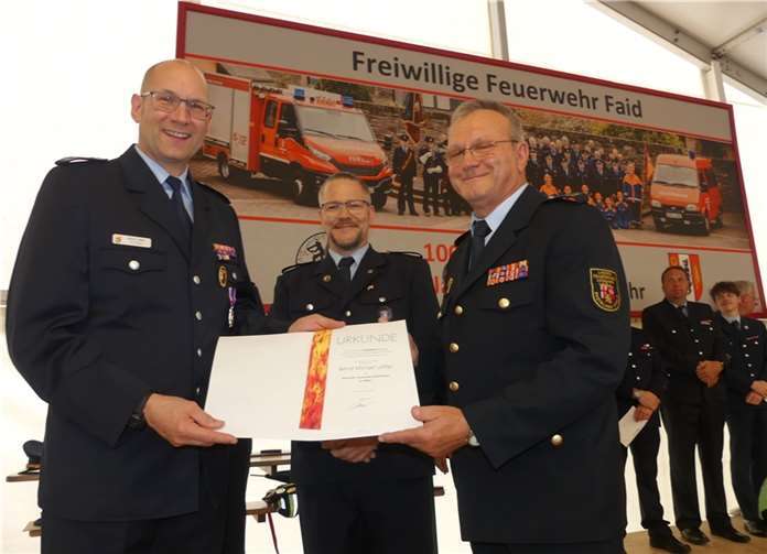 Bernd Löffler (li.) wurde für seine langjährigen Verdienste mit dem Deutschen Ehrenkreuz des DFV ausgestattet.
