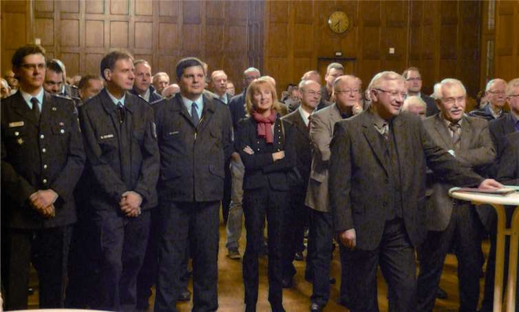 Bernd Naunheim (l.), Bürgermeisterin Hammes-Rosenstein und Oberbürgermeister Hofmann-Göttig (2. v. r.) sangen gemeinsam mit allen Geladenen „Kowelenz, dau bes kuschelig!“. BSB