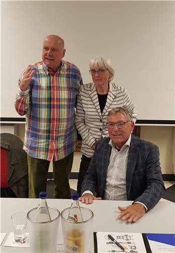 Bernd Neitzert nimmt den Ehrenvorsitz an: (v.l.) Bernd Neitzert, Annette Bäsch und Peter Bäsch.  Foto: privat