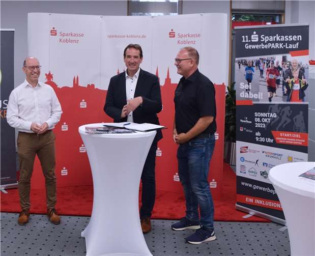 Bernd Oster, Filialleiter der Sparkasse Mülheim-Kärlich und Thomas Przybylla Schirmherr und Verbandsbürgermeister der VG Weißenthurm im Talk mit Thomas Theisen. Foto: Dirk Peiter