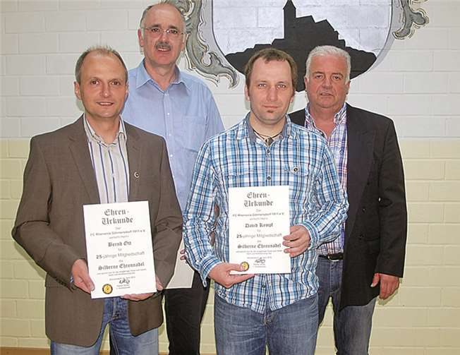 Bernd Ott (l.) und David Kempf konnten für eine 25-jährige Mitgliedschaft im FC Rhenania geehrt werden.