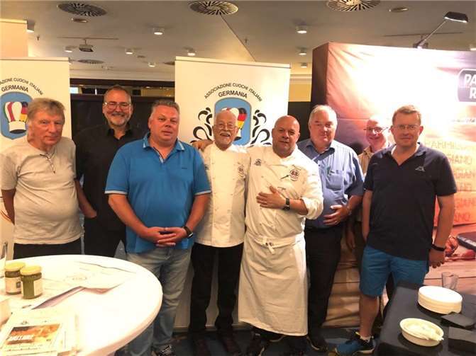 Bernd Poos , Hauke Walter , Dirk Vogt , Präsident des itl. Köcheverbandes u. VHS Dozent Antonio Russo , Restaurantbesitzer Giuseppe „Pino“ Leonardi , Michael Thomas , Michael Herwartz u. Ch. Menzenbach (v. l.) Foto: C. Menzenbach